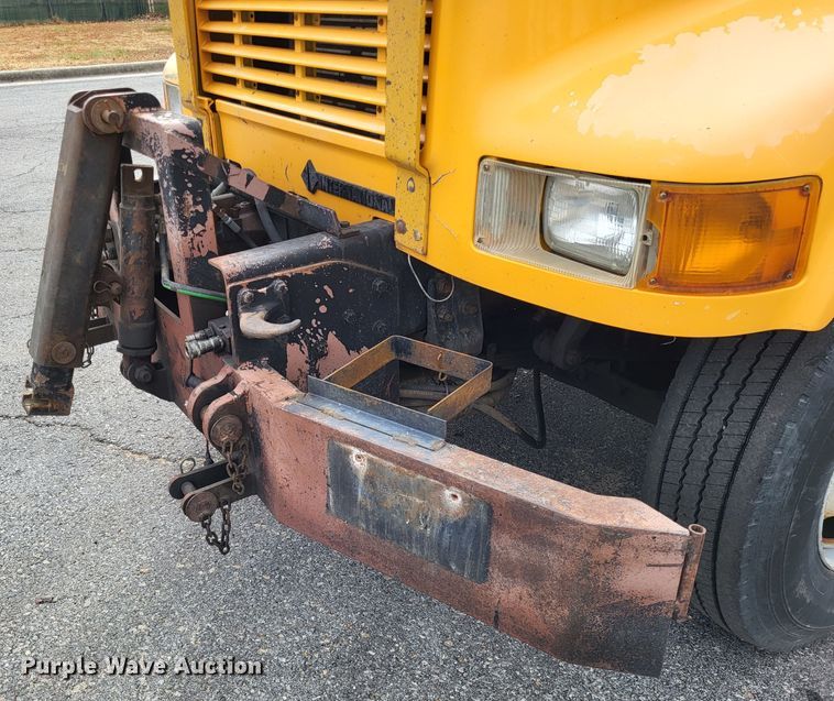 image for item LR9126 2000 International 4900  dump truck