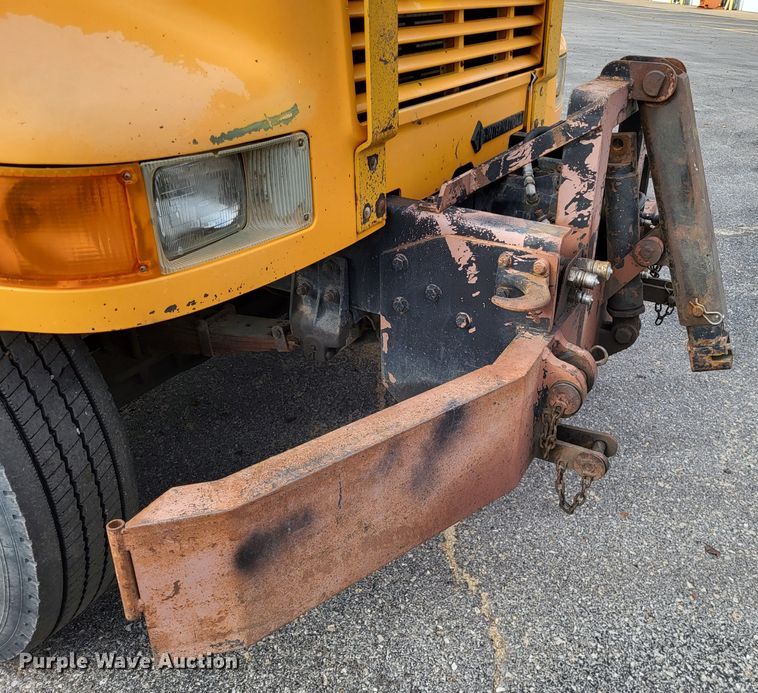 image for item LR9126 2000 International 4900  dump truck