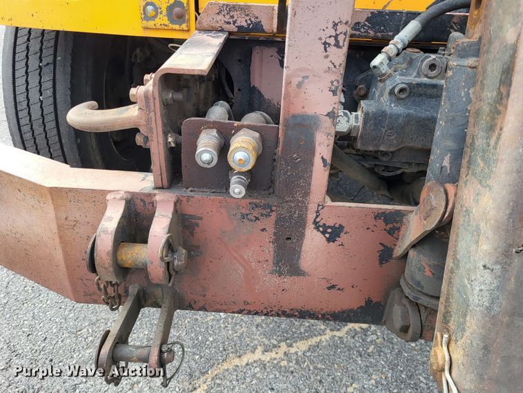 image for item LR9126 2000 International 4900  dump truck