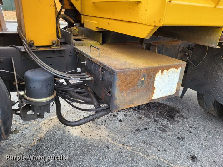 image for item LR9126 2000 International 4900  dump truck