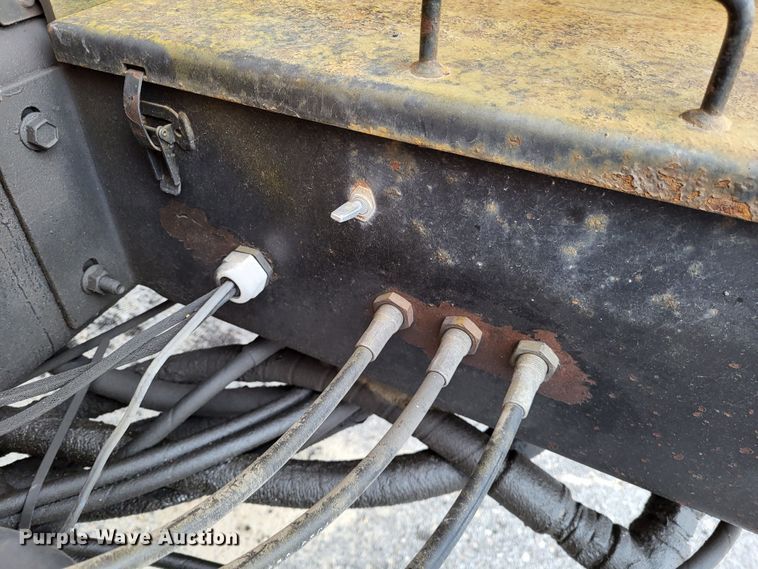 image for item LR9126 2000 International 4900  dump truck