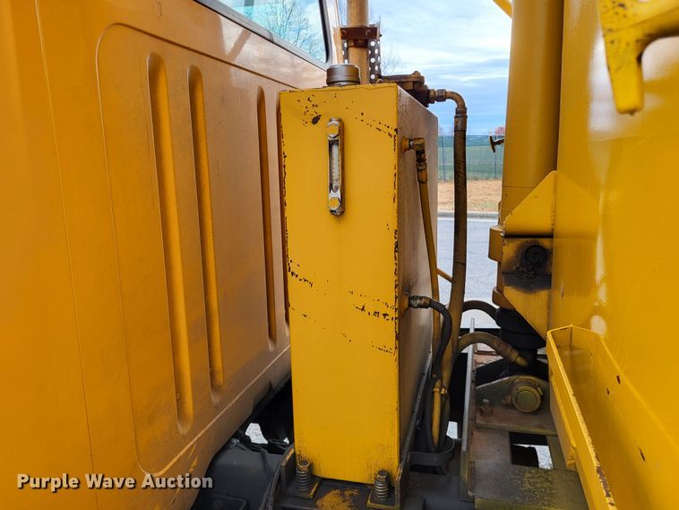 image for item LR9126 2000 International 4900  dump truck