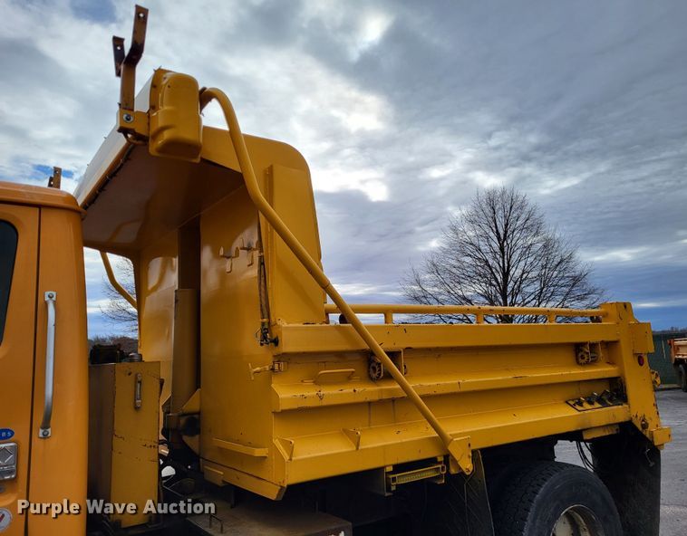 image for item LR9126 2000 International 4900  dump truck