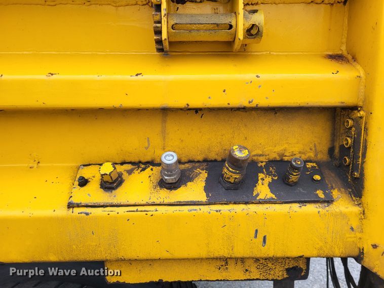 image for item LR9126 2000 International 4900  dump truck