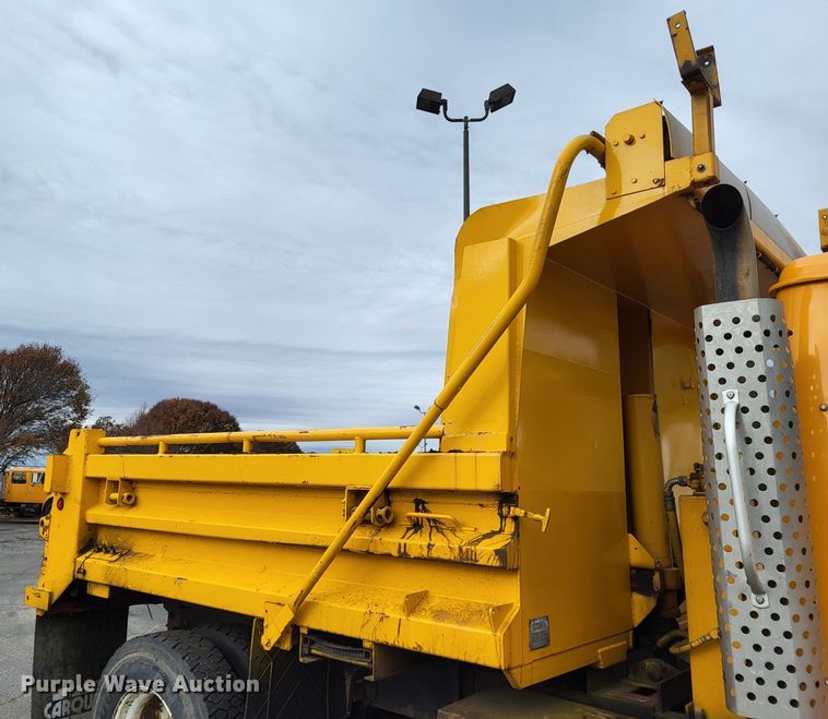 image for item LR9126 2000 International 4900  dump truck