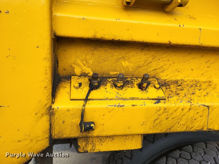 image for item LR9126 2000 International 4900  dump truck