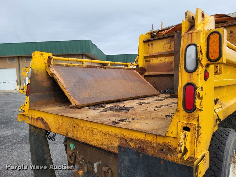 image for item LR9126 2000 International 4900  dump truck