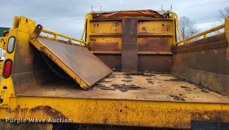 image for item LR9126 2000 International 4900  dump truck