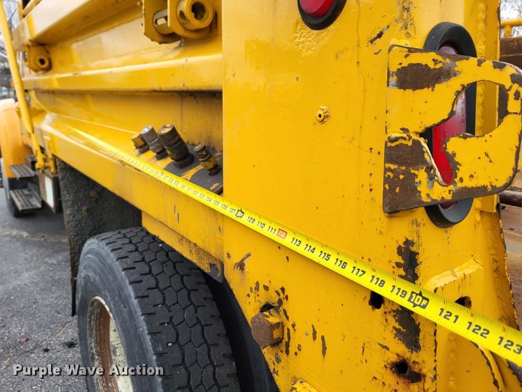 image for item LR9126 2000 International 4900  dump truck