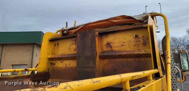 image for item LR9126 2000 International 4900  dump truck