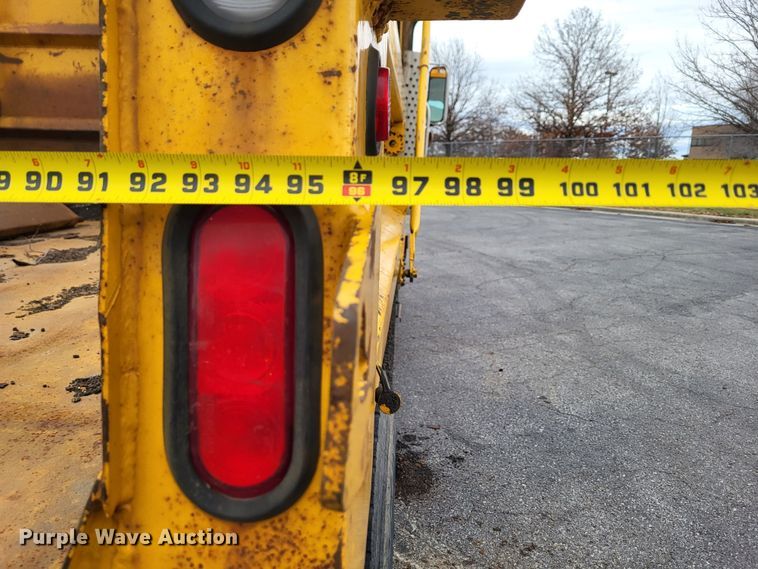 image for item LR9126 2000 International 4900  dump truck