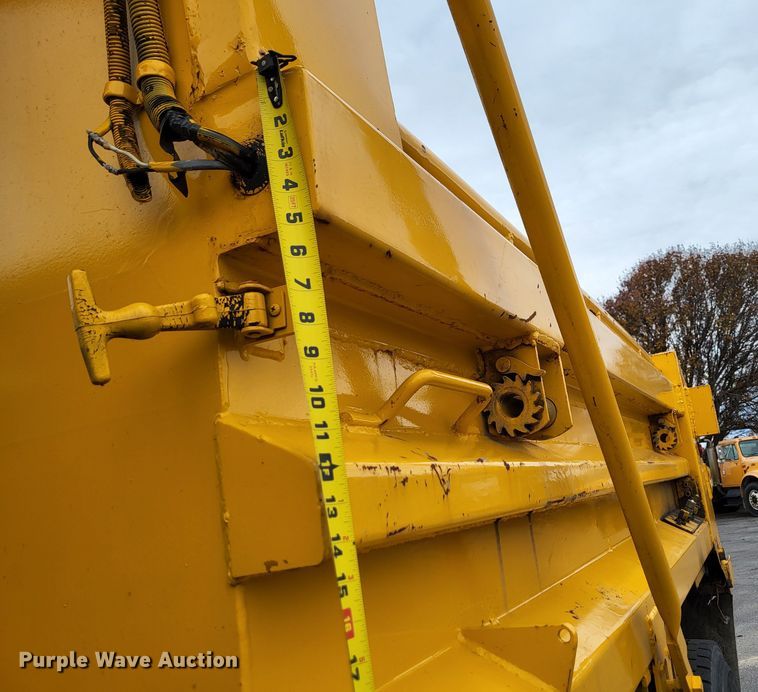 image for item LR9126 2000 International 4900  dump truck