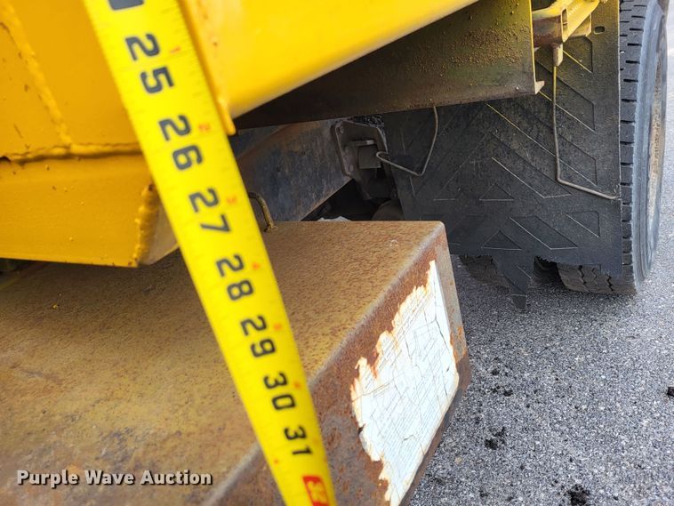 image for item LR9126 2000 International 4900  dump truck