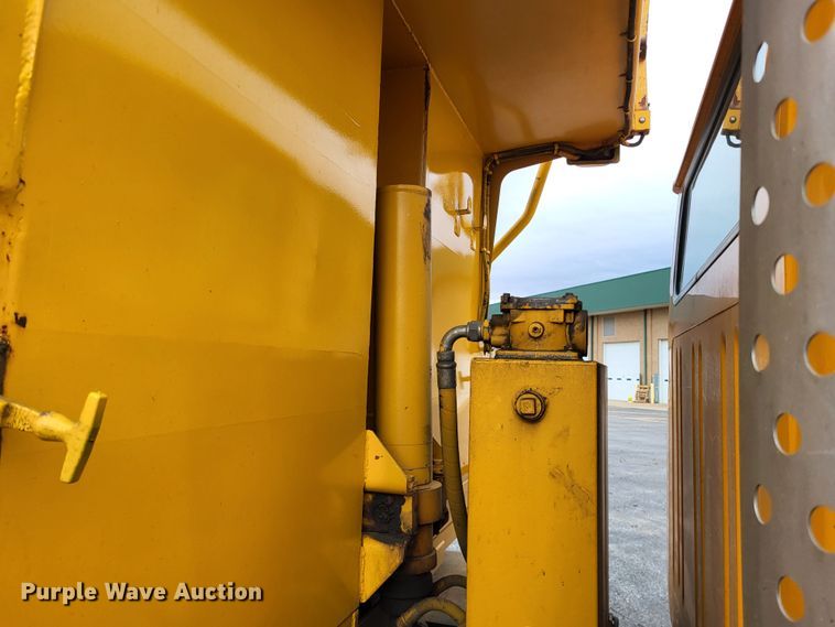 image for item LR9126 2000 International 4900  dump truck