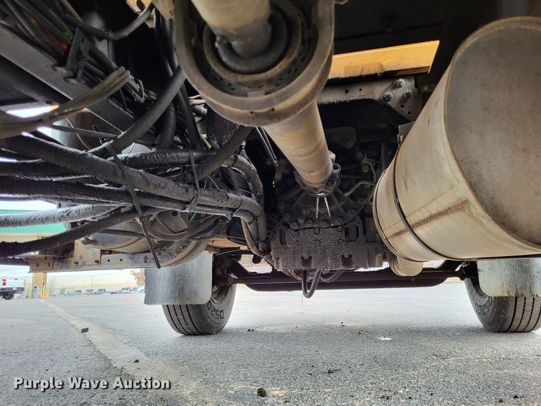 image for item LR9126 2000 International 4900  dump truck