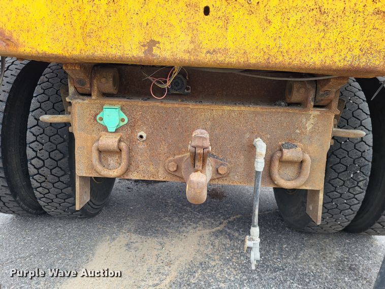 image for item LR9126 2000 International 4900  dump truck