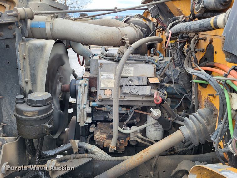 image for item LR9126 2000 International 4900  dump truck