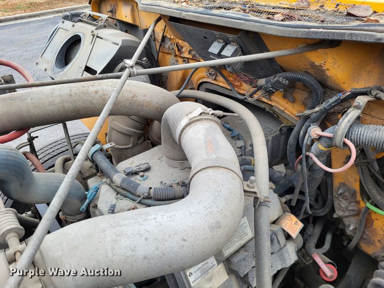 image for item LR9126 2000 International 4900  dump truck