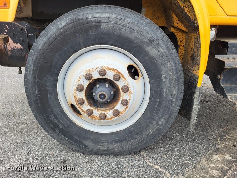 image for item LR9126 2000 International 4900  dump truck