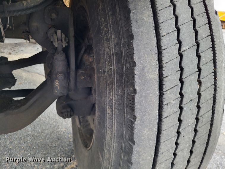 image for item LR9126 2000 International 4900  dump truck