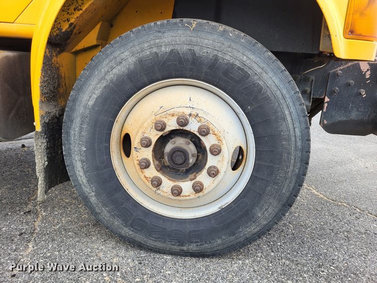 image for item LR9126 2000 International 4900  dump truck