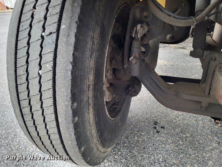 image for item LR9126 2000 International 4900  dump truck