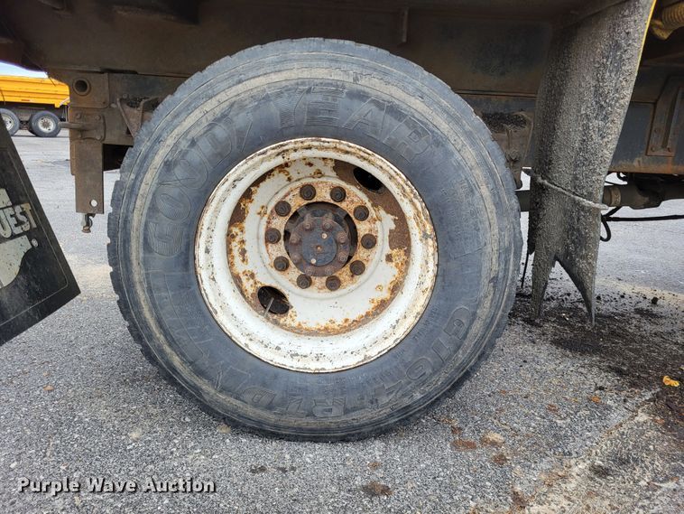 image for item LR9126 2000 International 4900  dump truck