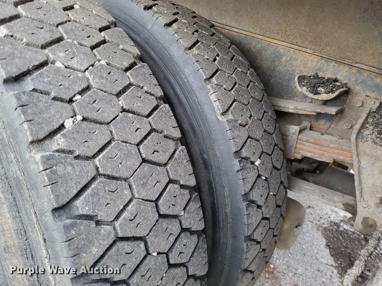 image for item LR9126 2000 International 4900  dump truck