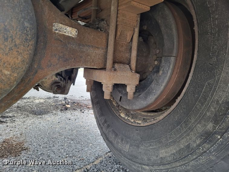 image for item LR9126 2000 International 4900  dump truck