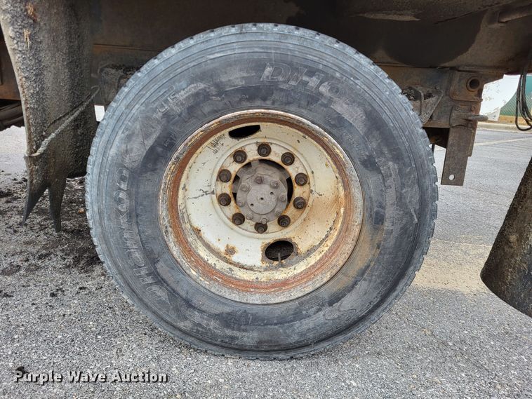 image for item LR9126 2000 International 4900  dump truck