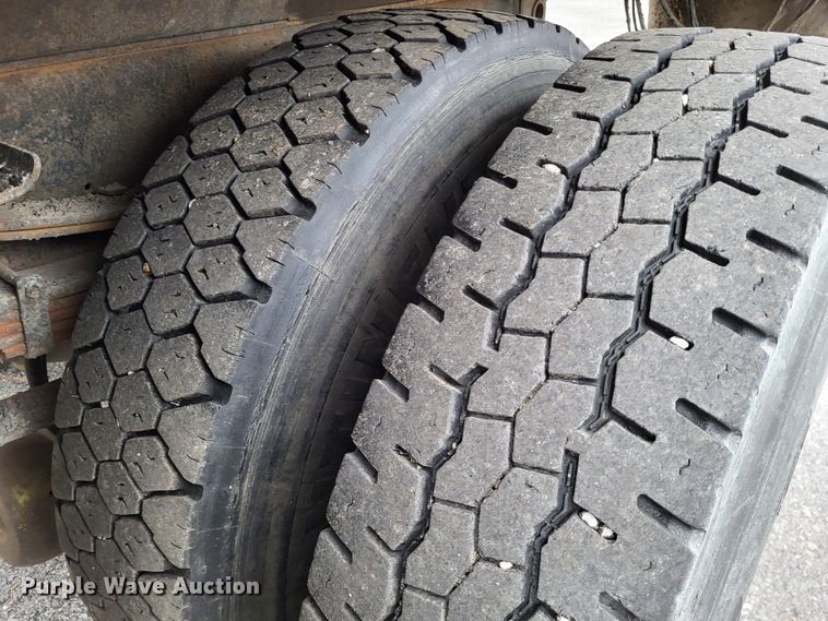 image for item LR9126 2000 International 4900  dump truck