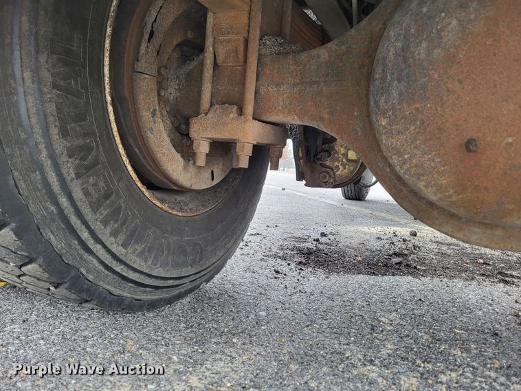 image for item LR9126 2000 International 4900  dump truck