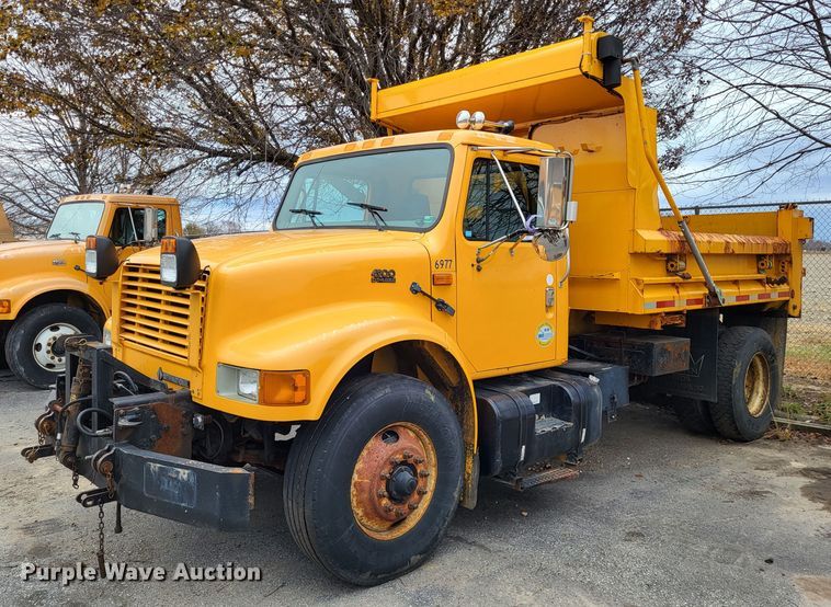 image for item LR9127 2002 International 4900  dump truck