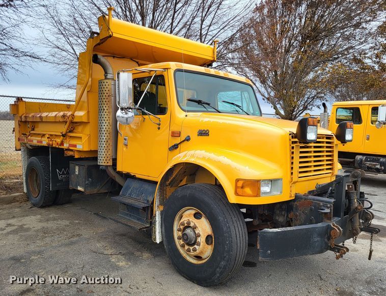 image for item LR9127 2002 International 4900  dump truck