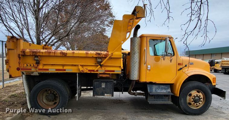 image for item LR9127 2002 International 4900  dump truck