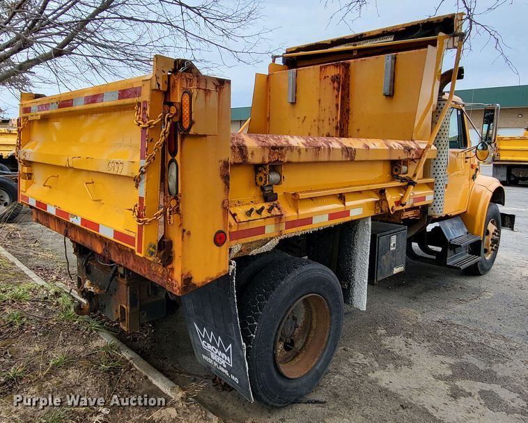 image for item LR9127 2002 International 4900  dump truck