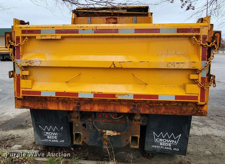 image for item LR9127 2002 International 4900  dump truck