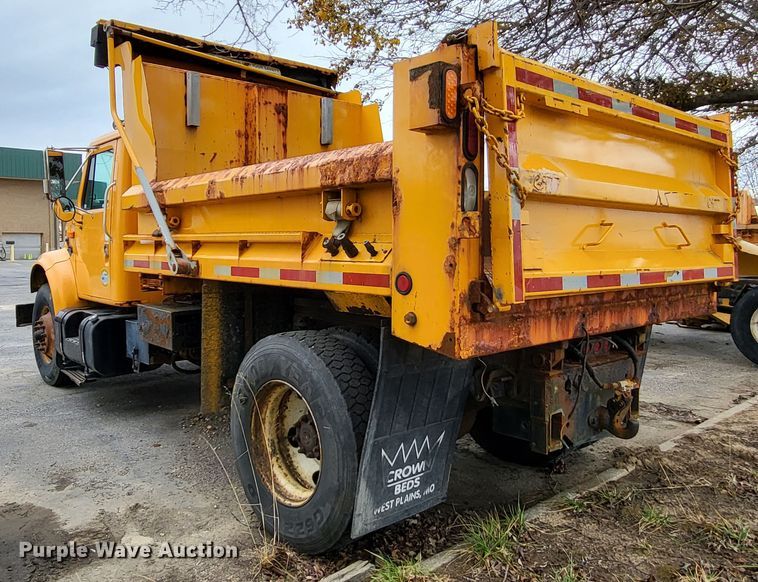 image for item LR9127 2002 International 4900  dump truck