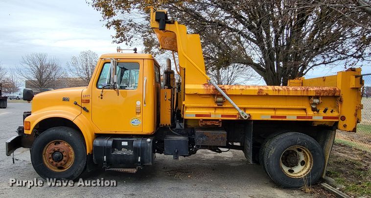 image for item LR9127 2002 International 4900  dump truck
