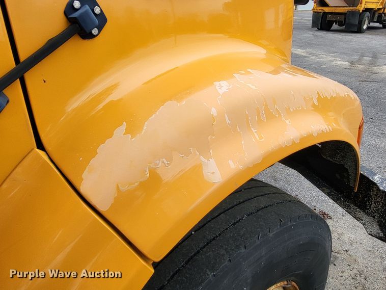 image for item LR9127 2002 International 4900  dump truck