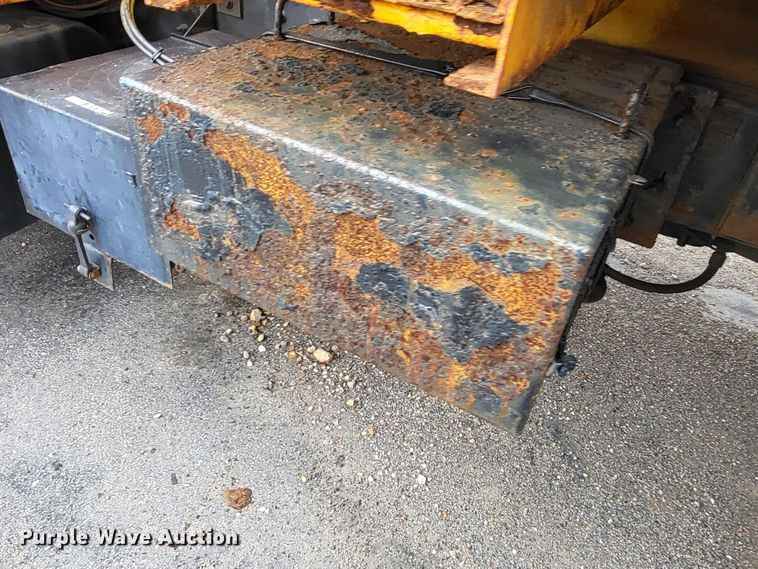 image for item LR9127 2002 International 4900  dump truck