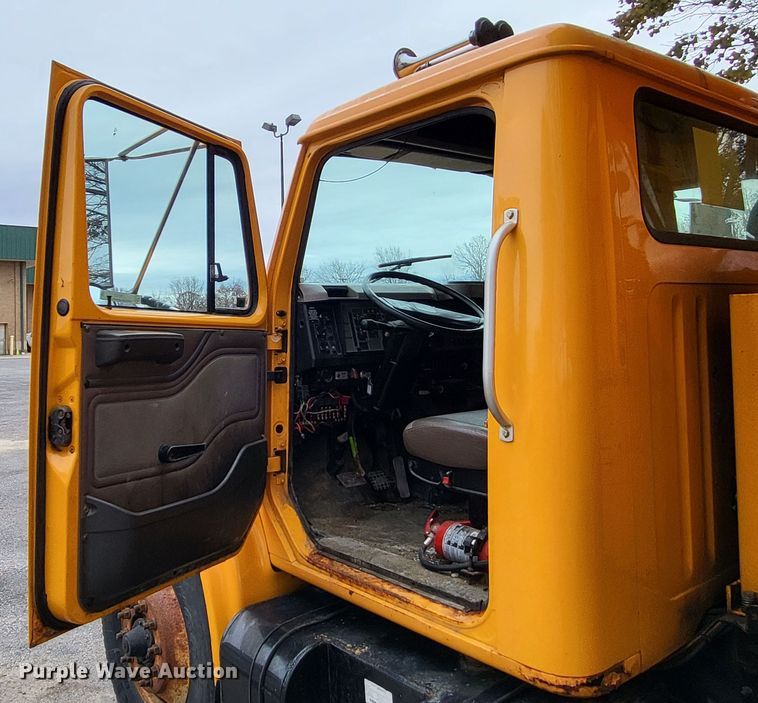 image for item LR9127 2002 International 4900  dump truck