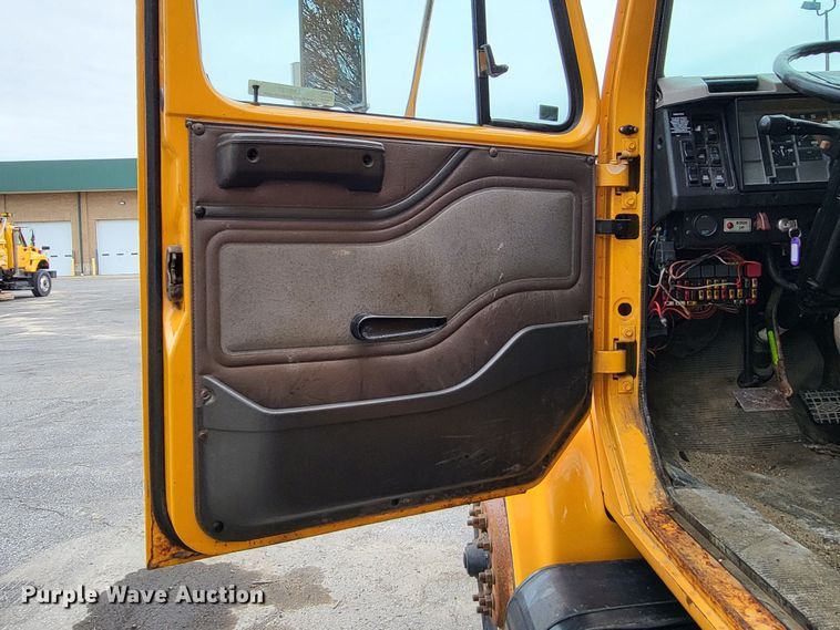 image for item LR9127 2002 International 4900  dump truck