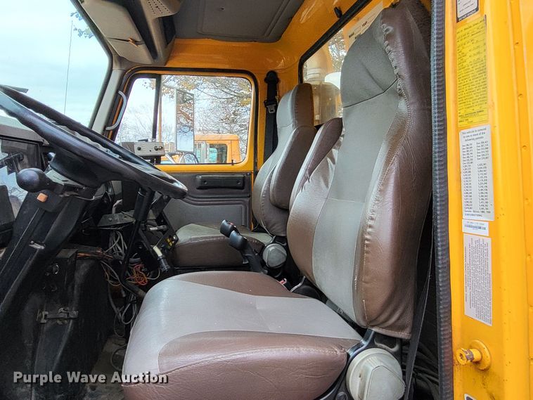 image for item LR9127 2002 International 4900  dump truck