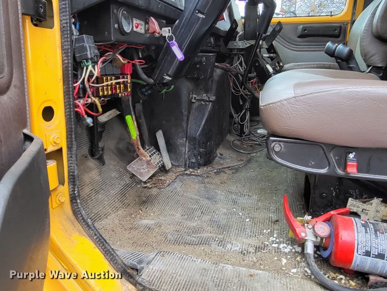 image for item LR9127 2002 International 4900  dump truck