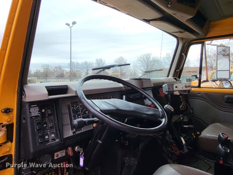 image for item LR9127 2002 International 4900  dump truck