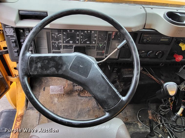 image for item LR9127 2002 International 4900  dump truck