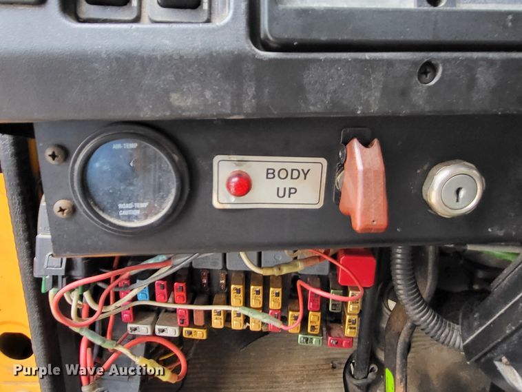 image for item LR9127 2002 International 4900  dump truck