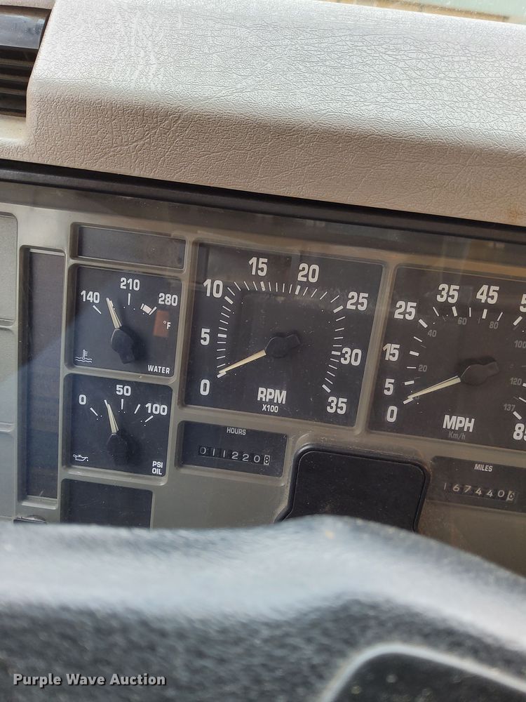 image for item LR9127 2002 International 4900  dump truck