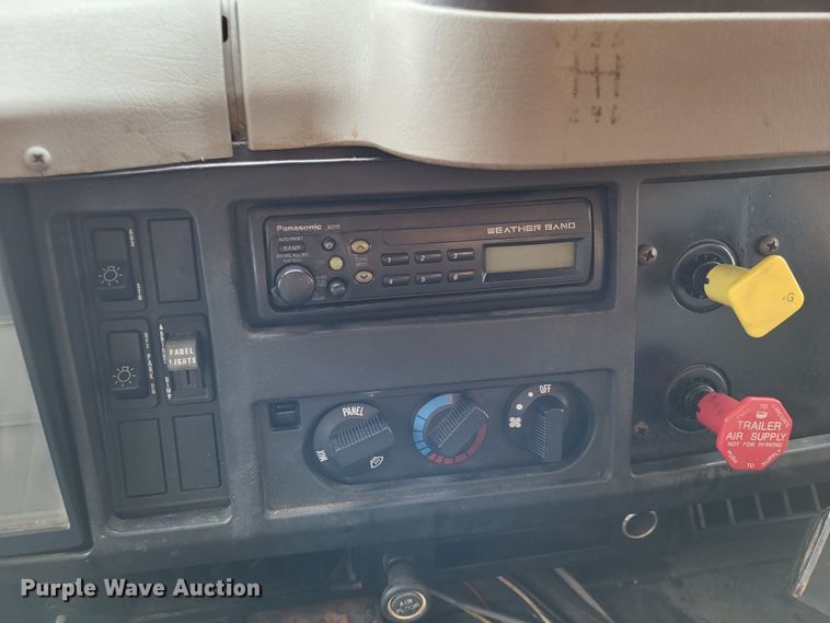 image for item LR9127 2002 International 4900  dump truck